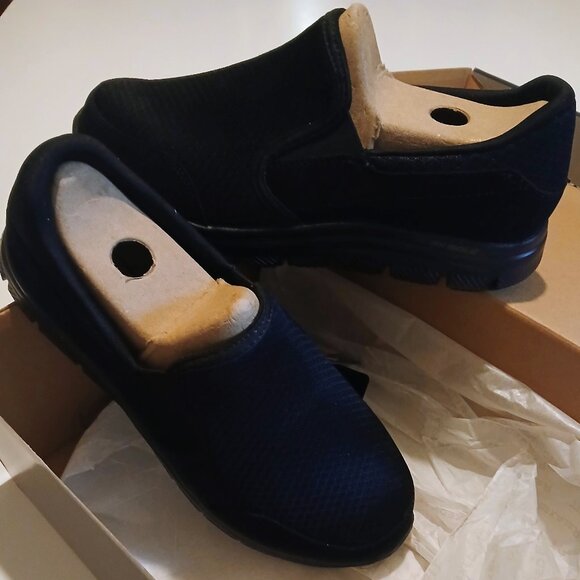NWT Women's Cozard Slip Resistant Skechers Black Size 10W - Picture 1 of 7